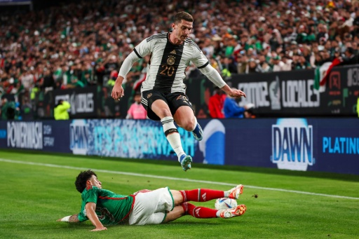 Germany defender Gosens signs with Schalke