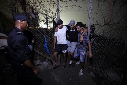 Des migrants regagnent Fnideq, la ville marocaine qui jouxte l'enclave espagnole de Ceuta où des milliers de candidats marocains à l'émigration ont afflué ces derniers jours, le 1er août 2026 — Abdel Majid BZIOUAT / AFP