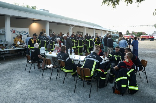 Pour les sapeurs-pompiers épuisés, le réconfort d'un bon repas