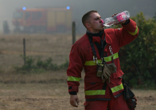 Un pompier s'hydrate à l'aide d'une gourde lors des opérations de lutte contre un incendie de forêt près de Lanton, dans le sud-ouest de la France, le 29 juillet 2026 — Alain JOCARD / AFP