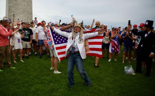 Des spectateurs refusent de quitter les lieux des festivités des 250 ans des Etats-Unis, le 4 juillet 2026 à Washington, malgré un ordre d'évacuation dû à des menaces d'orages
