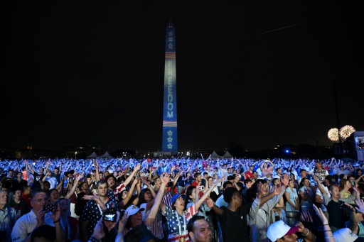 La foule regarde le feu d'artifice tiré depuis le National Mall pour les 250 ans des Etats-Unis, le 5 juillet 2026 à Washington