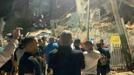 Un immeuble s’effondre à Caracas, après un séisme de 7,2