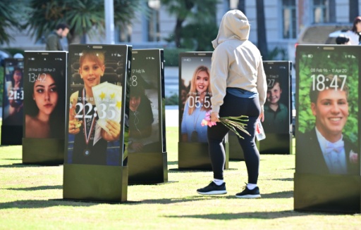 Imágenes de unos niños fallecidos en el Monumento de las Pantallas Perdidas, en Los Ángeles, una instalación artística que rinde homenaje a 50 niños que perdieron la vida debido a los daños que causa internet, fotografiadas el 13 de febrero de 2026 — Frederic J. Brown / AFP