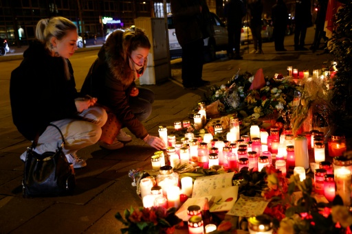 Des personnes déposent une bougie en hommage aux victimes devant le mémorial improvisé installé sur les lieux de l'attaque à la voiture-bélier à Munich, dans le sud de l'Allemagne, le 15 février 2025

 The verdict is expected to be heard on August 6, 2026 in the case against Farhad N., who is accused of ramming a car into a crowd in Munich on February 13, 2025, killing a two-year-old girl and her mother and injuring dozens. — Michaela STACHE / AFP