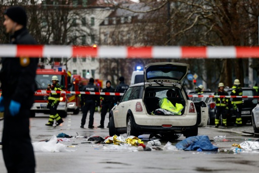 Des équipes de secours et des policiers sur les lieux où une voiture a foncé dans la foule, le 13 février 2025 à Munich, en Allemagne — Michaela STACHE / AFP
