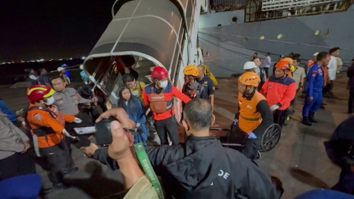 Indonésie : des survivants soignés après l'incendie d'un ferry