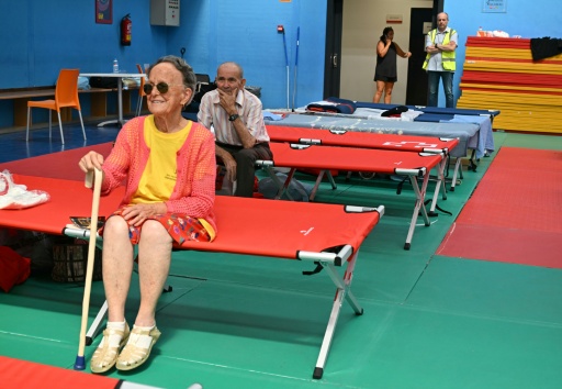 Personnes âgées évacuées en raison des incendies et qui ont trouvé refuge dans un gymnase de Villaviciosa de Odon, à l'ouest de Madrid, le 25 juin 2026 — JAVIER SORIANO / AFP