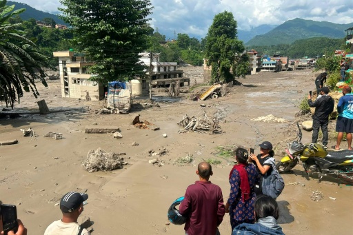 Fortes enchentes deixam 19 mortos no Nepal e 384 turistas desaparecidos