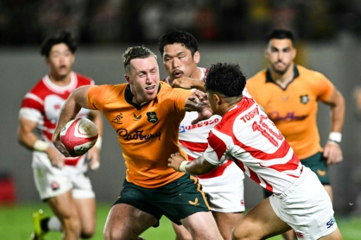 Wallabies squeeze past Japan to give Kiss a winning start
