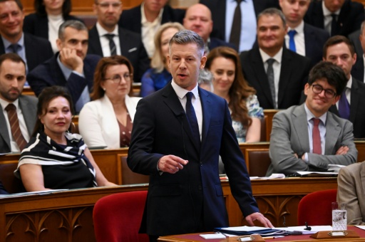 El primer ministro de Hungría, Peter Magyar, responde a las preguntas de la oposición en el Parlamento, en Budapest, el 23 de junio de 2026