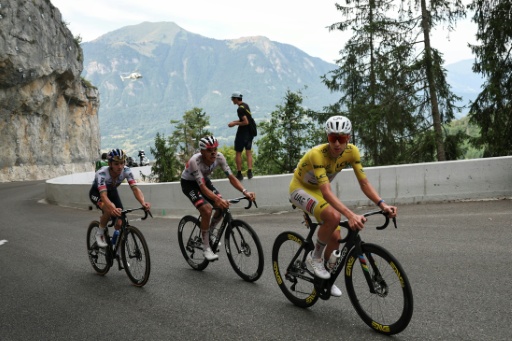 Tadej Pogacar (à droite), Isaac Del Toro (au centre) et Remco Evenepoel n'ont pas réussi à se départager dans la montée finale vers le plateau de Solaison lors de la 15e étape du Tour de France le 19 juillet 2026, finalement remportée par Remco Evenepoel — Anne-Christine POUJOULAT / AFP