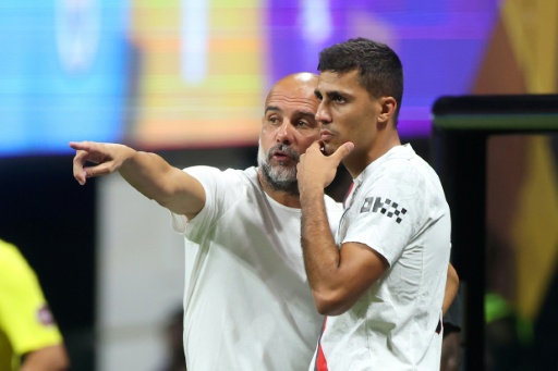 Rodri à l'écoute des consignes de son entraîneur à Manchester City, Pep Guardiola, lors du Mondial des clubs, le 22 juin 2025 à Atlanta, en Géorgie — ALEX GRIMM