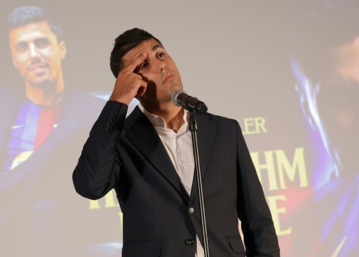 Rodri s'exprimant devant les reporters lors de sa présentation officielle comme nouveau joueur du FC Barcelone, le 18 août 2026 — Lluis GENE / AFP