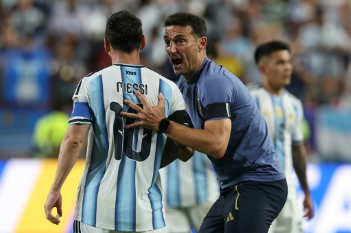 O técnico da Argentina, Lionel Scaloni, conversa com o craque Lionel Messi durante a partida das quartas de final da Copa do Mundo contra a Suíça, em Kansas City, em 11 de julho de 2026.