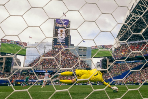 O goleiro belga Thibaut Courtois faz uma defesa durante a partida da fase de 16-avos de final entre Bélgica e Senegal, no Estádio de Seattle, em 1º de julho de 2026
