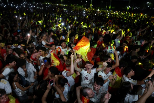 Hinchas de España festejan  la victoria ante Francia en semifinales del Mundial mientras siguen el partido en una pantalla gigante en Madrid, el 14 de julio de 2026