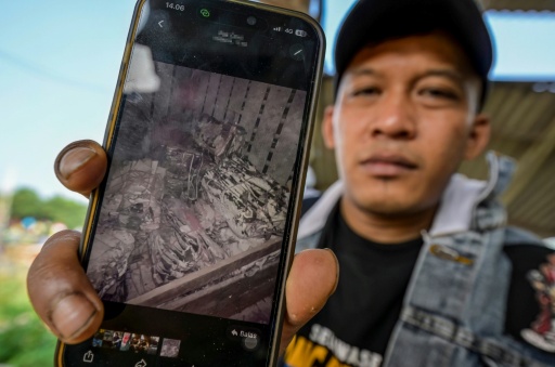 Jamaludin, ancien membre d'équipage d'un navire de pêche chinois, montre une photo d'ailerons de requin sur son téléphone lors d'un entretien avec l'AFP au port traditionnel du hameau de Bungko Lor, à Cirebon, le 10 juin 2026 en Indonésie — Bay ISMOYO / AFP