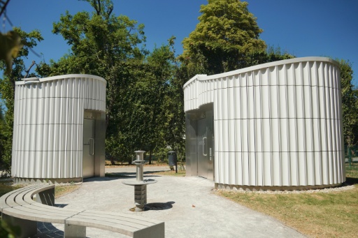 Des toilettes publiques non genrées à Vienne, en Autriche, le 12 août 2026. — PATRICK SIEBER / AFP