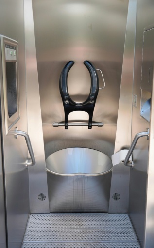 Des toilettes publiques avec un urinoir et des lunettes amovibles à Vienne, en Autriche, le 12 août 2026 — PATRICK SIEBER / AFP
