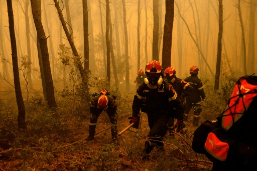 Los bomberos luchan por salvar un complejo turístico en Grecia en medio de fuertes vientos