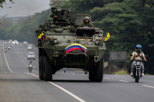 Um tanque patrulha as ruas de Cali, na Colômbia, durante a posse do presidente Abelardo de la Espriella, em 6 de agosto de 2026 — Luis ACOSTA / AFP