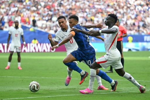 Les Anglais Morgan Rogers et Bukayo Saka au duel avec Kylian Mbappe lors du match pour la 3e place de la Coupe du monde entre la France et l'Angleterre à Miami le 18 juillet 2026 — CHANDAN KHANNA / AFP