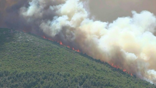Los bomberos luchan por salvar un complejo turístico en Grecia en medio de fuertes vientos