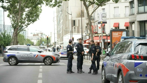 Policial detém um homem que feriu a faca três mulheres em Paris
