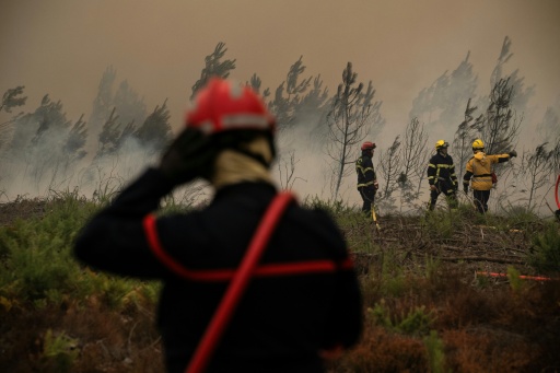 Incendies: situation toujours "critique en Gironde", 55.000 nouvelles évacuations