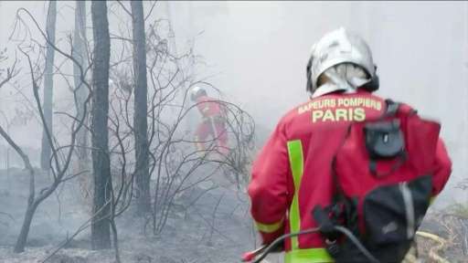 Un avion de transport militaire A400M de l'armée de l'Air et de l'Espace effectue son tout premier largage de produit retardant sur l'incendie de forêt près de Lacanau, dans le sud-ouest de la France, le 25 juillet 2026 — Abdul Saboor / AFP