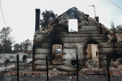 Un habitant face aux ravages d'un incendie de forêt dans la commune de Le Porge, en Gironde, le 25 juillet 2026 — JULIEN DE ROSA / AFP