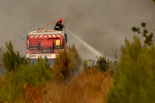 Une maison ravagée par les flammes entre Lège-Cap-Ferret et Marcheprime, à l'ouest de Bordeaux, le 26 juillet 2026 — ROMAIN PERROCHEAU / AFP