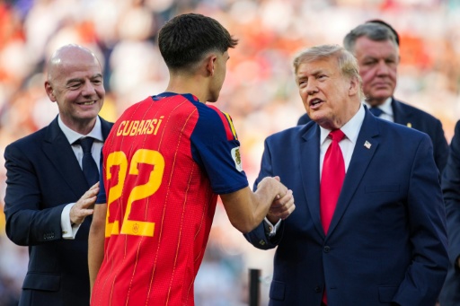 O presidente dos EUA, Donald Trump e o presidente da Fifa, Gianni Infantino, parabenizam o espanhol Pau Cubarsí, eleito Melhor Jogador Jovem após a final da Copa do Mundo no New York New Jersey Stadium, em 19 de julho de 2026, em East Rutherford, Nova Jersey. Andrew Harnik/Getty Images/AFP