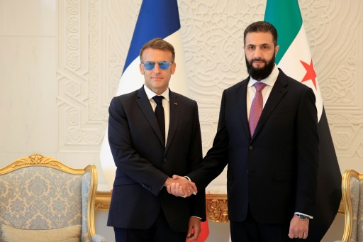 الرئيس السوري أحمد الشرع (الى اليمين) مصافحا نظيره السوري إيمانويل ماكرون في دمشق في السابع من تموز/يوليو 2026