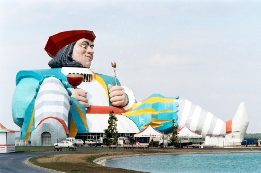 L'entrée du parc d'attractions Mirapolis, avec le personne rabelaisien de Gargantua, à Courdimanche, dans le Val-d'Oise, le 11 mai 1987 — Patrick HERTZOG / AFP