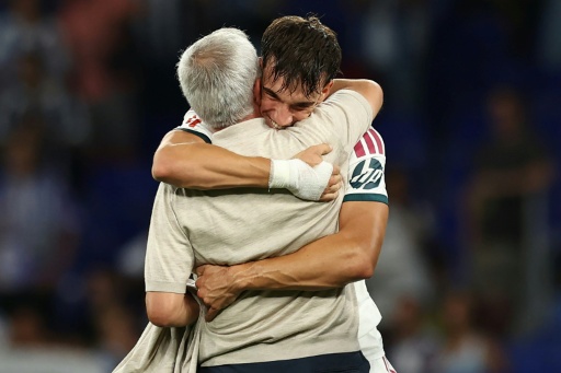 José Mourinho comemora com o autor do gol, Carlos Espi, após o Real Madrid vencer o Espanyol por 2 a 1 em sua primeira partida de LaLiga de volta ao comando. — Josep LAGO / AFP