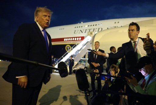 Le président américain Donald Trump s'entretient avec des journalistes avant d'embarquer à bord d'Air Force One à l'aéroport international de Los Angeles, le 4 août 2026 — CHIP SOMODEVILLA