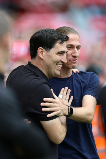 El entrenador del Liverpool Andoni Iraola (izquierda) y el del Mónaco Filipe Luis se saludan tras el amistoso entre ambos equipos, el 9 de agosto de 2026 en Anfield — Darren Staples / AFP