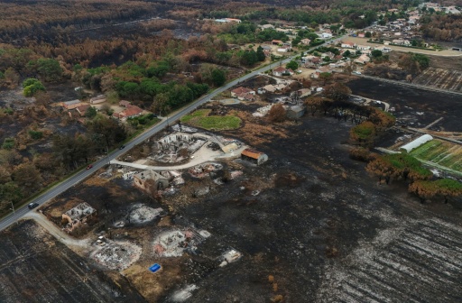 Des propriétés incendiées (au premier plan) dans une zone touchée par l'incendie qui a fait rage en Gironde, au Porge, le 6 août 2026 — Christophe ARCHAMBAULT / AFP
