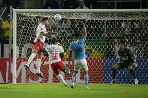 Pedro Henrique anota de cabeza el gol del RD Bragantino ante el Sporting Cristal en la Copa Sudamericana el 29 de julio de 2026 en Bragança Paulista, interior del estado de Sao Paulo — NELSON ALMEIDA / AFP
