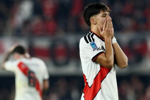 River se hunde con otra caída monumental y Boca rescata un empate en Rosario