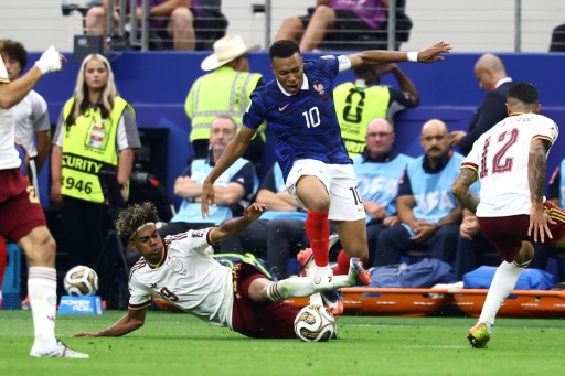 Lamine Yamal tenta interceptar uma arrancada de Kylian Mbappé durante a semifinal da Copa do Mundo — CHARLY TRIBALLEAU / AFP