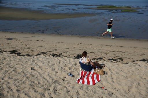 Des gens sur la plage d'Andernos-les-Bains, en Gironde, le 1er août 2026 — ROMAIN PERROCHEAU / AFP