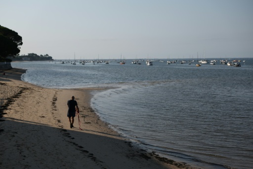 Un homme sur la plage d'Andernos-les-Bains, en Gironde, le 1er août 2026 — ROMAIN PERROCHEAU / AFP