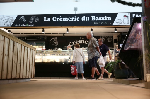 Des clients se rendent au marché d'Andernos-les-Bains, en Gironde, le 1er août 2026 — ROMAIN PERROCHEAU / AFP