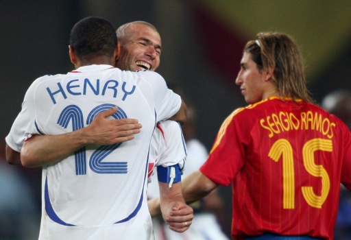 Les Français Thierry henri et Zinédine Zidane se congratulent après avoir battu l'Espagne de Sergio Ramos, en huitième de finale du Mondial-2006, le 27 juin à Hanovre (Allemagne)