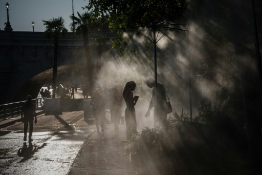 Canicule: la France suffoque, Paris et une vingtaine de départements voient rouge