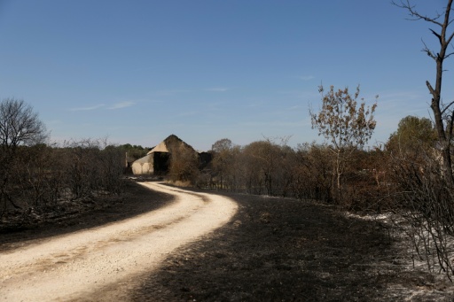 Une ferme partiellement détruite par un incendie, à Saint-Michel-en-Brenne, le 10 juillet 2026
