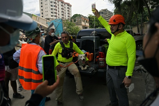 El perro de rescate Tsunami recibe hidratación tras largas horas de trabajo en Caraballeda, estado La Guaira, Venezuela, el 28 de junio de 2026.